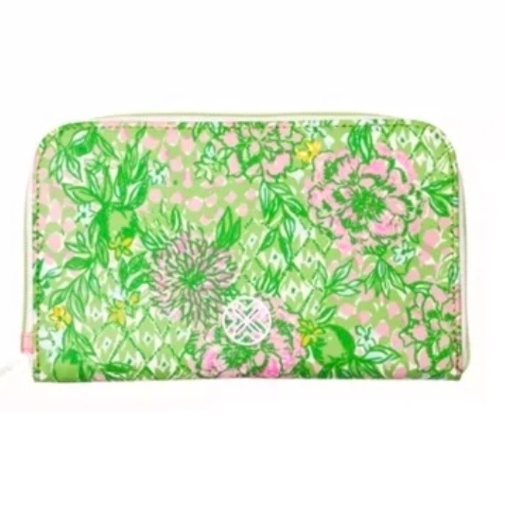 $40 Lilly Pulitzer Passport Travel Wallet in Fauna Green Lime Feeling Good